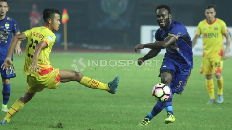 Marquee player Persib Bandung, Michael Essien (kanan) saat menendang bola.