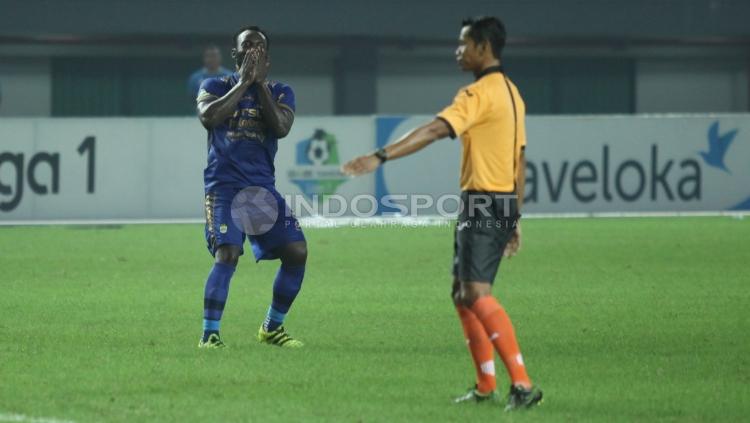 Marquee player Persib Bandung, Michael Essien (kiri) kaget dengan kekalahan timnya atas Bhayangkara FC.