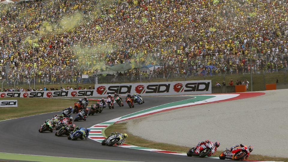 Dani Pedrosa memimpin laju balapan GP Italia. Copyright: Repsol Media