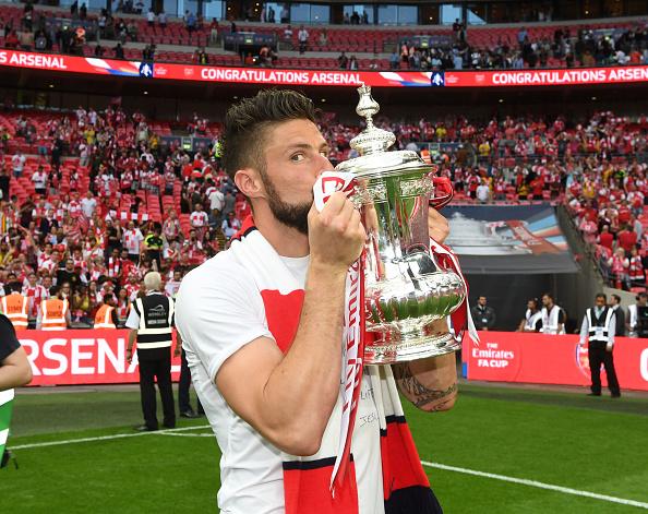 Olivir Giroud bersama trofi Piala FA. Copyright: INDOSPORT