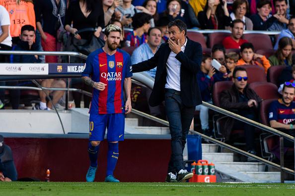 Lionel Messi (kiri) dan Luis Enrique saat masih melatih Barcelona. Copyright: INDOSPORT