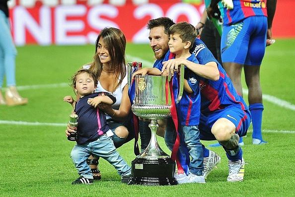 Lionel Messi dan keluarganya berfoto dengan trofi Copa del Rey 2016/17. Copyright: INDOSPORT