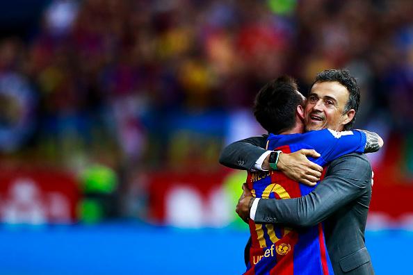 Lionel Messi memeluk Luis Enrique usai membawa Barcelona juara Copa del Rey. Copyright: INDOSPORT