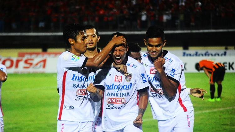 Irfan Bachdim merayakan keberhasilannya cetak gol ke gawang Perseru Serui. Copyright: www.baliutd.com