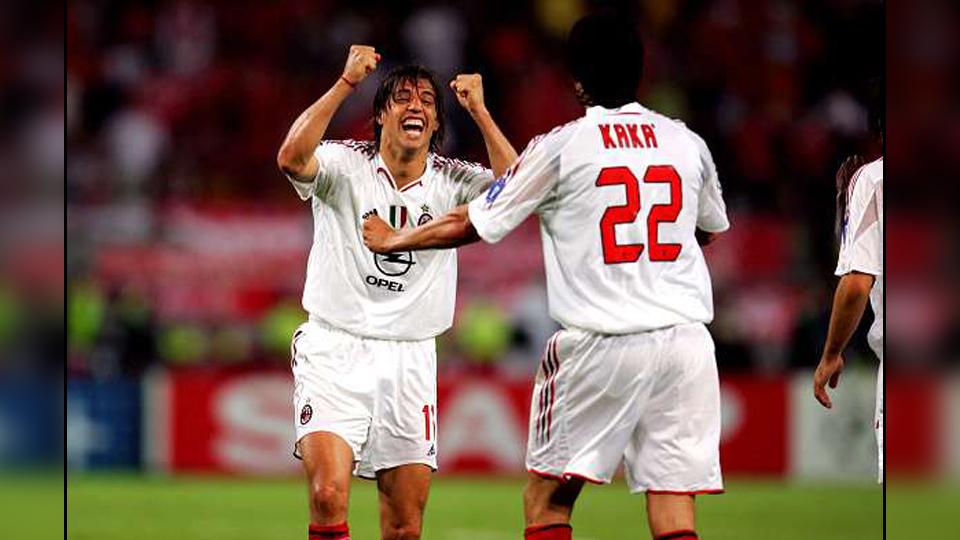 Hernan Crespo saat mencetak gol untuk Milan di Final Liga Champions 2005. - INDOSPORT