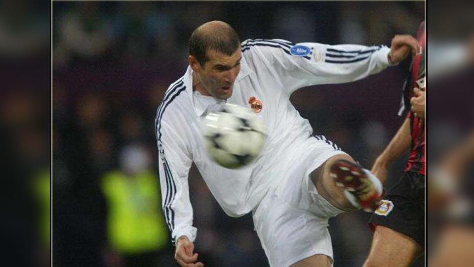 Zinedine Zidane saat mencetak gol ke gawang Bayer Leverkusen di final Liga Champions 2002. Copyright: Sportskeeda