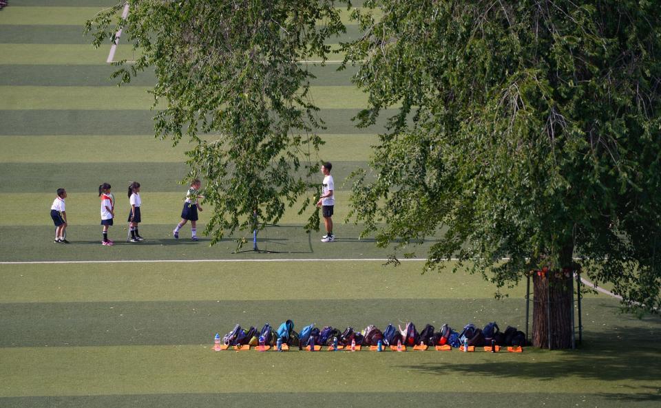 Pohon di tengah lapangan sepakbola di China. Copyright: The Sun