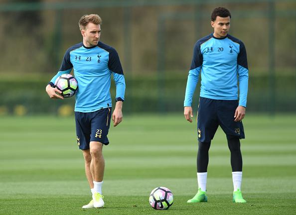 Christian Eriksen (kiri) dan rekan setimnya di Tottenham Hotspur, Dele Alli saat sedang latihan. Copyright: INDOSPORT