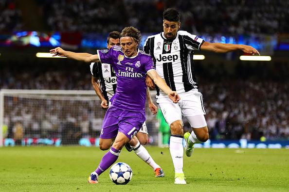 Luka Modric saat berduel dengan pemain Juventus, Sami Khedira pada pertandingan final Liga Champions (04/06/17). Copyright: INDOSPORT