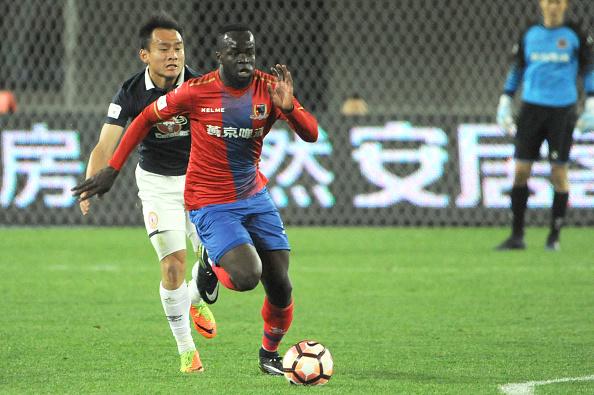 Cheikh Tiote saat memperkuat tim barunya, Beijing Enterprises. Copyright: INDOSPORT