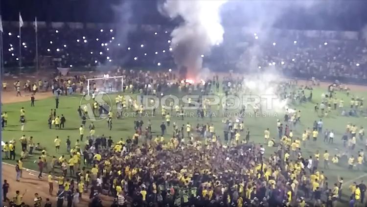 Kericuhan terjadi usai suporter Gresik United yang dikenal dengan nama Ultras Gresik memasuki lapangan dan sebagian dari mereka membakar papan iklan. Copyright: Ian Setiawan/INDOSPORT