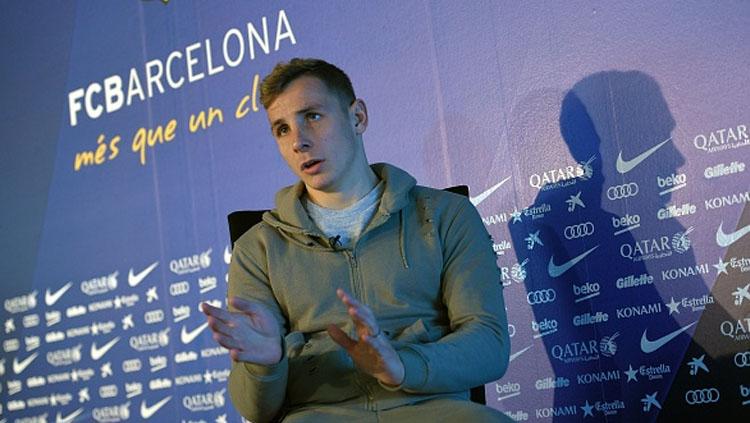 Luca Digne saat dalam jumpa pers. Copyright: INDOSPORT