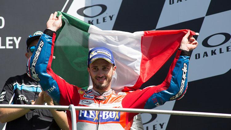 Andrea Dovizioso kibarkan bendera Italia. Copyright: INDOSPORT
