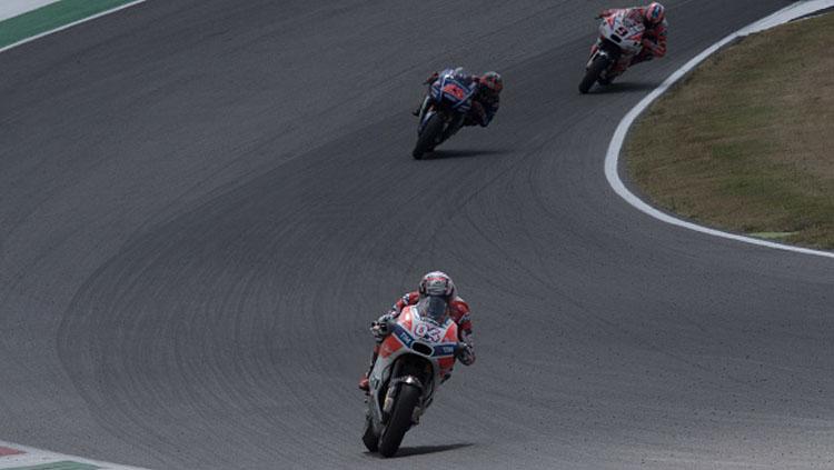 Andrea Dovizioso tampak memimpin balapan. Copyright: INDOSPORT