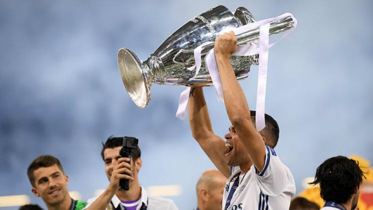 Bek Real Madrid, Pepe mengangkat trofi Liga Champions. Copyright: Matthias Hangst/Getty Images
