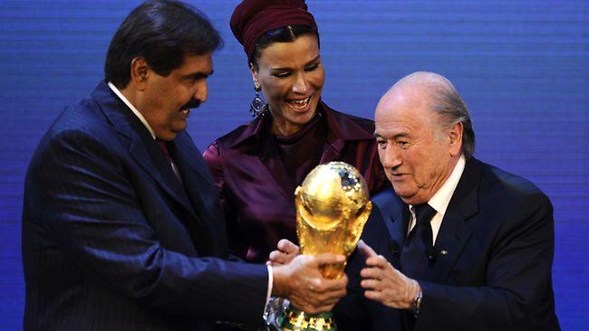 Sheikh Hamad bin Khalifa al-Thani saat menerima trofi Piala Dunia dalam penunjukan Qatar sebagai tuan rumah Piala Dunia 2022. Copyright: getty images