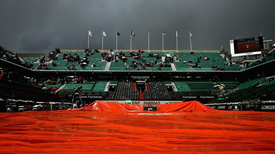 Lapangan Prancis Terbuka yang dilanda hujan. Copyright: Getty Images