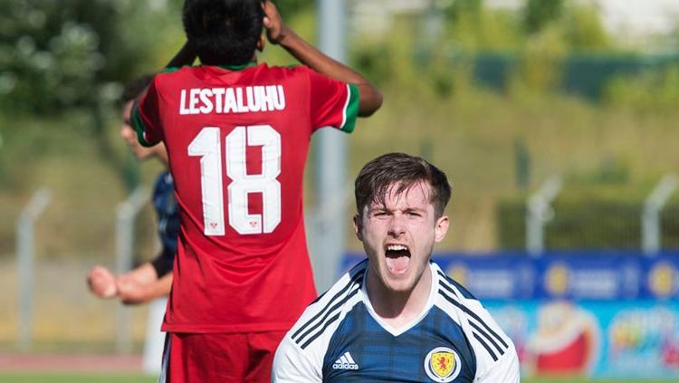 Anthony Ralston, bek andalan Skotlandia, merayakan keberhasilan negaranya mengalahkan Indonesia dengan susah payah. Copyright: Mark Donaldson/ESPN/Scottish FA