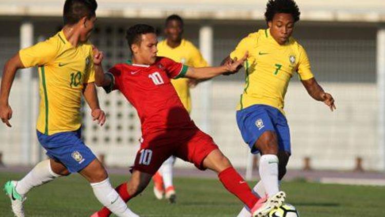 Egy Maulanan Vikri dikepung dua pemain Brasil U-20. Copyright: twitter.com/TournoiToulon