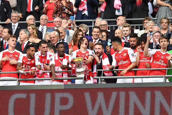 Hector Bellerin (tengah) turut persembahkan Arsenal gelar Piala FA. Copyright: INDOSPORT