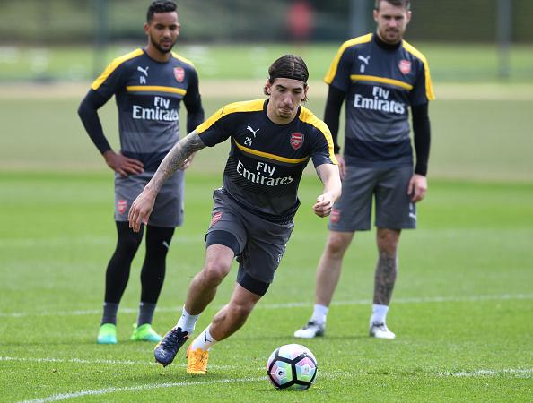 Hector Bellerin, bek sayap Arsenal dalam sesi latihan. Copyright: INDOSPORT