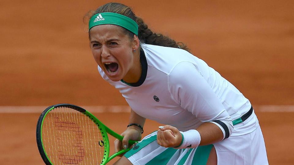 Jelena Ostapenko selebrasi usai dipastikan lolos ke semifinal Prancis Terbuka. Copyright: Getty Images