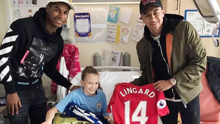 Jesse Lingard dan Marcus Rashford saat menengok korban serangan teror Manchester dan London. Copyright: dailymail.co.uk