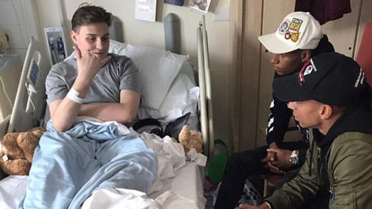 Jesse Lingard dan Marcus Rashford saat menengok korban serangan teror Manchester dan London. Copyright: dailymail.co.uk