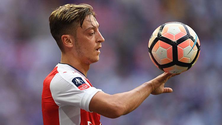 Gelandang Arsenal, Mesut Ozil. Disebut-sebut reinkarnasi penemu Ferrari, Enzo Ferrari. - INDOSPORT