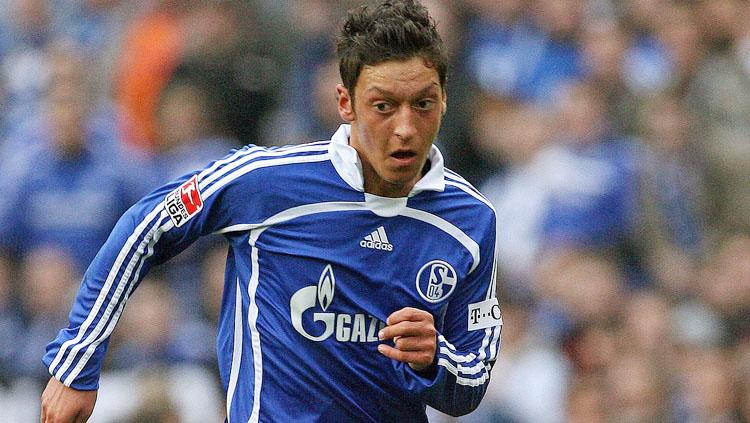 Mesut Ozil saat masih berseragam Schalke 04. Copyright: INDOSPORT