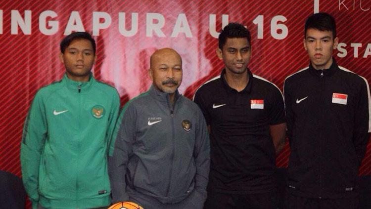Pelatih Timnas U-16, Fachry Husaini (tengah dari kiri) dan duan pemain Singapura. Copyright: Istimewa