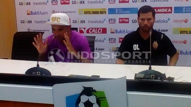 Beto Goncalves dan Oswaldo Lessa saat menjalani konferensi pers. Copyright: Indosport/Muhammad Effendi