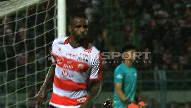 Aksi selebrasi Greg Nwokolo usai mencetak gol untuk Madura United. Copyright: Indosport/Ian Setiawan