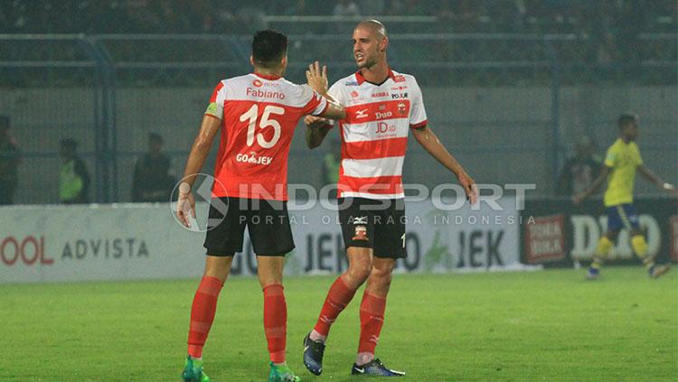 Fabiano Beltrame dan Dave Milovanovic menjadi dua pemain asing paling berperan di skuat Madura United. Copyright: Indosport/Ian Setiawan