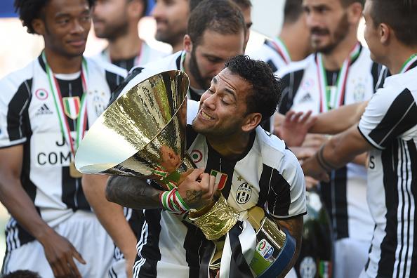 Dani Alves, turut menyumbangkan gelar Serie A Italia 2016/17 untuk Juventus. Copyright: getty images