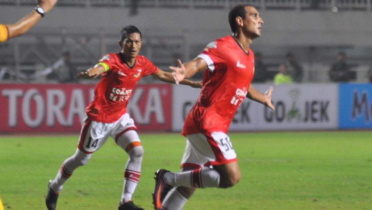 Selebrasi Bruno Lopes bersama Ismed Sofyan setelah mencetak gol dari tendangan bebas. Copyright: Twitter@Persija Jakarta