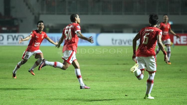 Striker Persija Jakarta, Bruno Lopes rayakan golnya ke gawang PS TNI.