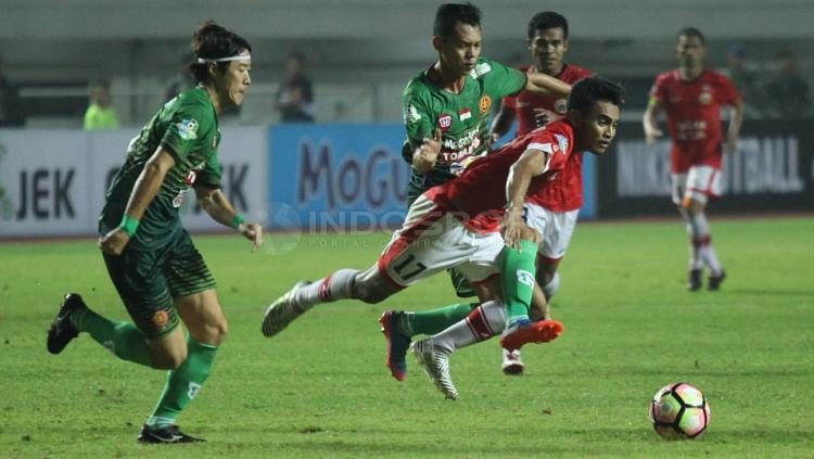 Sayap lincah Persija, Ambrizal Umanailo berjibaku dengan pemain PS TNI.