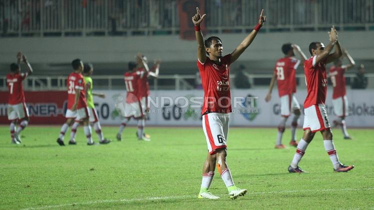 Maman Abdurrahman dan para pemain Persija menyapa Jakmania usai kemenangan atas PS TNI.