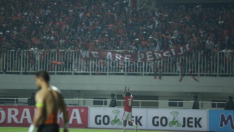Jakmania sambut kemenangan Persija di Stadion Pakansari.