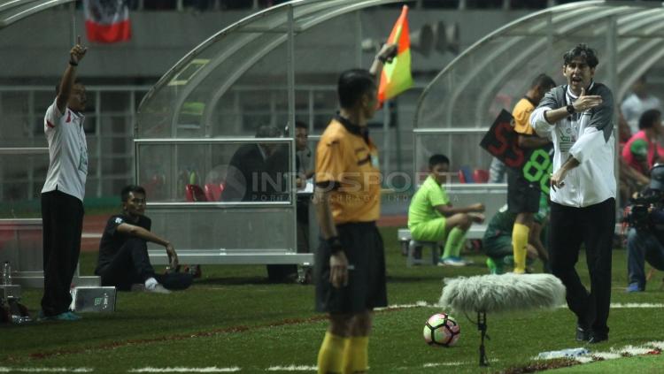 Pelatih Persija, Stefano Cugurra Teco memprotes keputusan wasit.