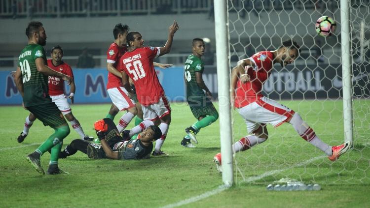 Proses gol kedua Persija melalui tendangan bebas Ramdani Lestaluhu.