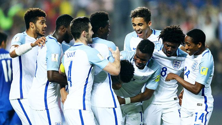 Pemain Timnas Inggris melakukan selebrasi. Copyright: Getty Images