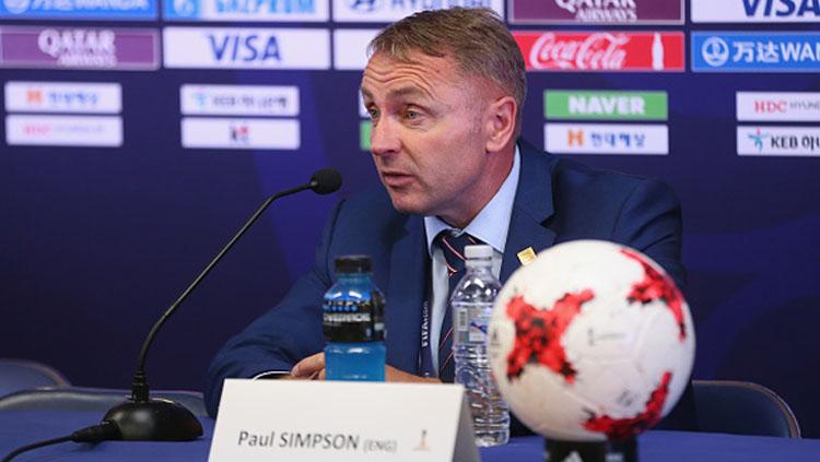 Pelatih Timnas Inggris, Paul Simpson dalam konferensi pers. Copyright: Getty Images