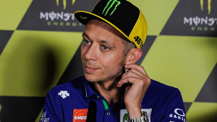 Valentino Rossi dalam sebuah konferensi pers. Copyright: Getty Images