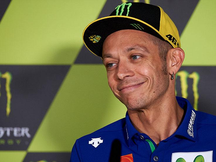 Valentino Rossi dalam sebuah konferensi pers. Copyright: Getty Images