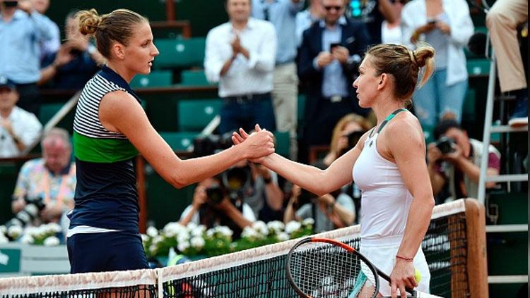 Simona Halep bersalaman dengan Karolina Pliskova usai pertandingan. Copyright: Getty Images