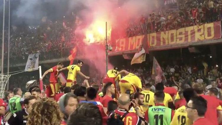 Pemain Benevento merayakan keberhasilan lolos ke Serie A. Copyright: Twitter/Lega_B