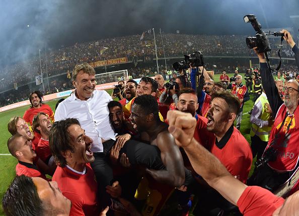Para pemain Benevento mengangkat pelatihnya, Marco Baroni setelah mereka memastikan diri lolos ke Serie A Italia 2017/18. Copyright: INDOSPORT