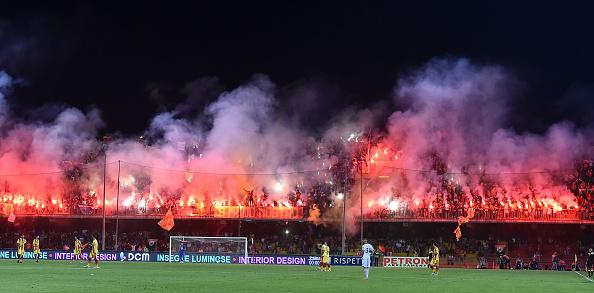 Fans Benevento turut merayakan keberhasilan tim kesayangannya yang promosi ke Serie A Italia 2017/18. Copyright: INDOSPORT